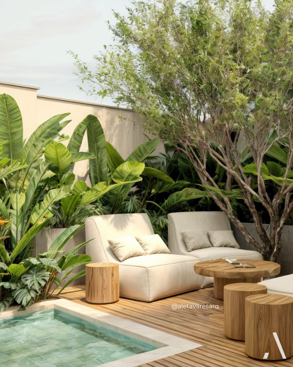 Projeto paisagístico contemporâneo em área compacta que integra piscina de borda reta com deck em madeira natural, criando uma atmosfera de resort tropical urbano. O maciço vegetal exuberante ao fundo, composto por helicônias, bananeiras-ornamentais, costelas-de-adão e uma árvore escultural de tronco múltiplo (possivelmente jasmim-manga), forma uma cortina verde que garante privacidade e contrasta com a paleta neutra do mobiliário modular em tons de bege e das mesas em madeira torneada. A compos, estilo Moderno, Tropical, elementos Piscina de borda infinita com revestimento em pastilha verde, Deck em madeira natural, Sofás modulares baixos em tecido claro impermeável, Mesa de centro redonda em madeira maciça torneada, Bancos laterais cilíndricos em madeira maciça, Muro de concreto aparente como pano de fundo, Canteiro elevado junto ao muro com volumetria tropical densa, plantas Helicônia, Bananeira-ornamental, Costela-de-adão, Ave-do-paraíso, Pacová, Jabuticabeira ou árvore de médio porte com tronco escultural, ambiente relaxante, moderno, sofisticado, localização piscina, quintal, área pequeno, estruturas nenhum, cores Verde intenso, Bege areia, Madeira natural (tom carvalho), Cinza concreto, Verde-água (piscina), Branco off-white, piso deck, privacidade muro_verde, água piscina